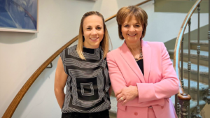 Swiss Wrestling Präsidentin Nadine Pietschmann mit Ruth Metzler