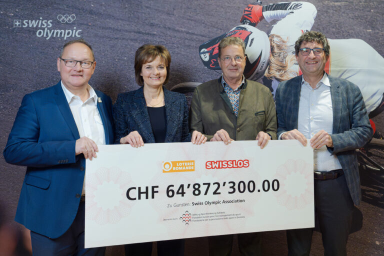 © Swiss Olympic / Während der Checkübergabe an Swiss Olympic, von links nach rechts: Jürg Stahl, abtretender Präsident von Swiss Olympic, Ruth Metzler-Arnold, neugewählte Präsidentin Swiss Olympic, Jean-René Fournier, Präsident der Loterie Romande und Paolo Beltraminelli, Präsident der Stiftung Sportförderung Schweiz.