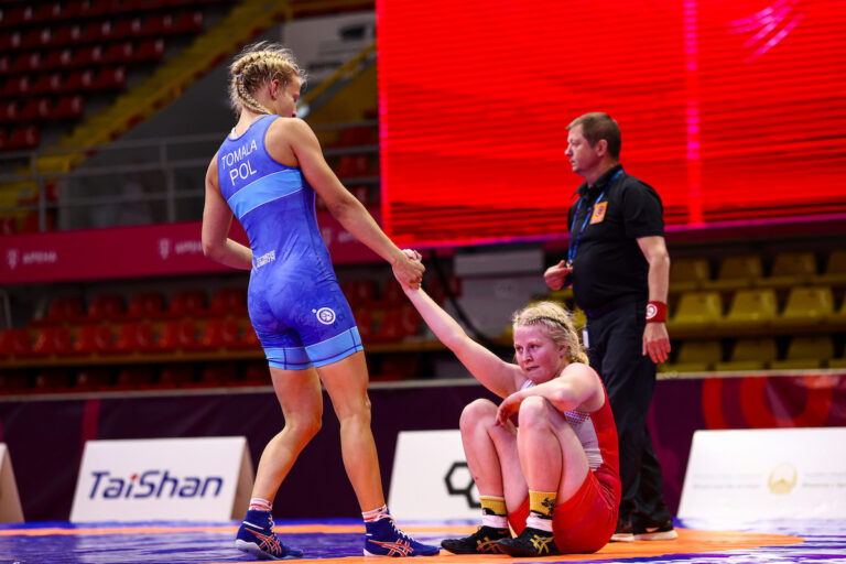 55kg WW - Amelia Zofia Tomala (POL) df. Anja Epp (SUI)